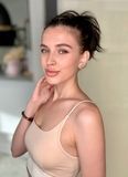 Шиньйон на крабі 90825 KARINA (4) Штучне темне коротке волосся - фотографія