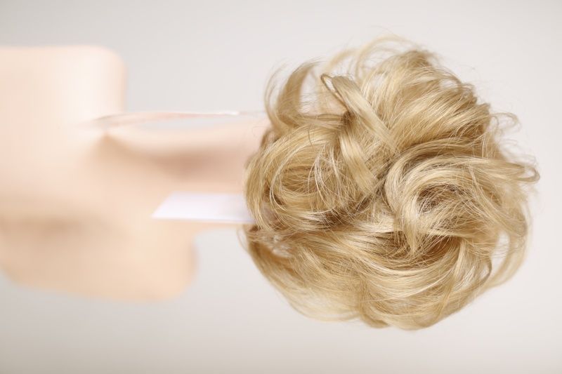 Doczepiany kok na gumce 90793 H990 (24H613) Sztuczne kr&oacute;tkie włosy blond - фото