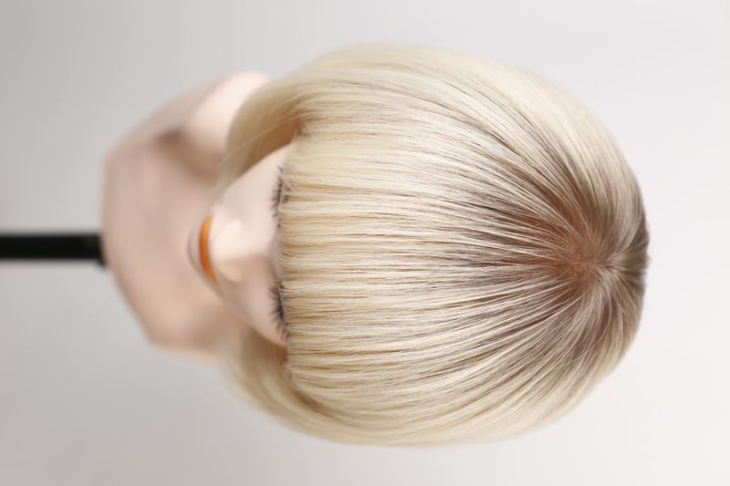 Натуральна перука жіноча 31632 Wigs-7T/60 (7T/60) Світле волосся середньої довжини - фотографія