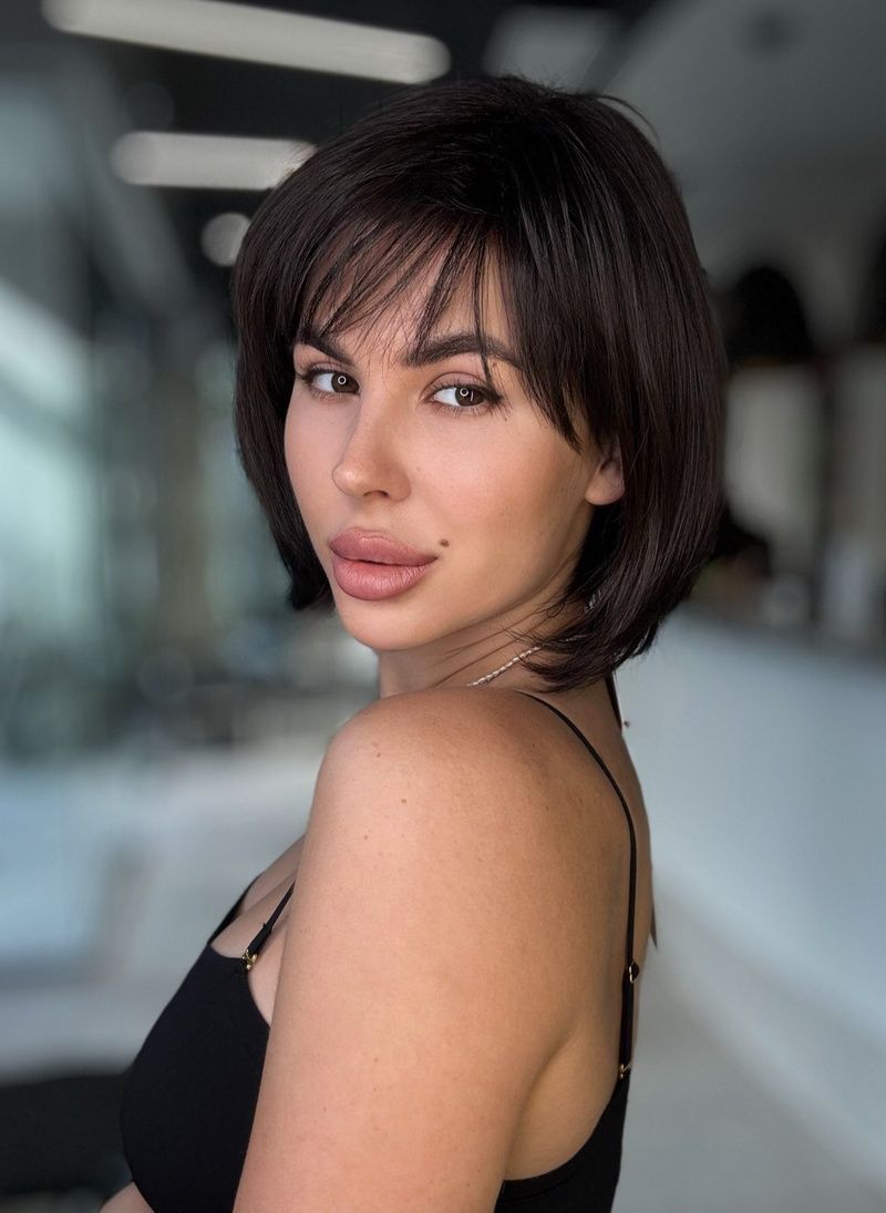 Synthetic women's wig 53228 RG-4408A (4) Dark hair of medium length
