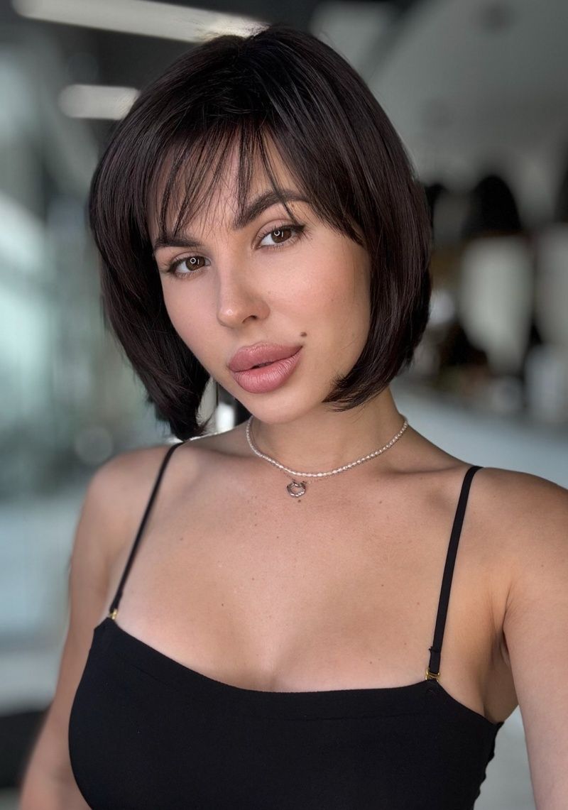 Synthetic women's wig 53228 RG-4408A (4) Dark hair of medium length