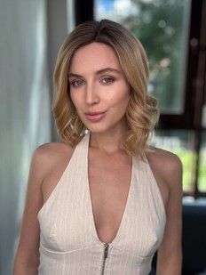 Перука жіноча 52927 (6B). Штучне світле волосся середньої довжини - фотографія