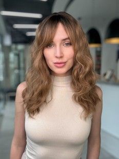 Перука жіноча 53038 8262*4 (8C). Штучне русяве волосся середньої довжини - фотографія