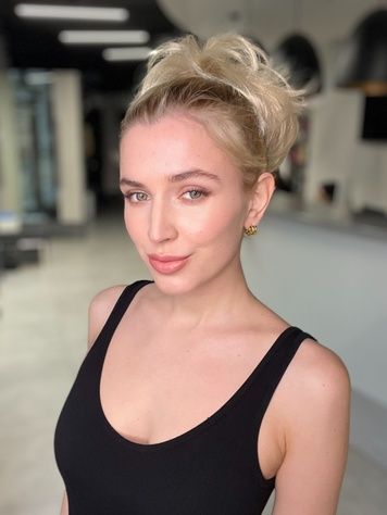Шиньйон на крабі 90676 KARINA (122) Штучне світле коротке волосся - фотографія