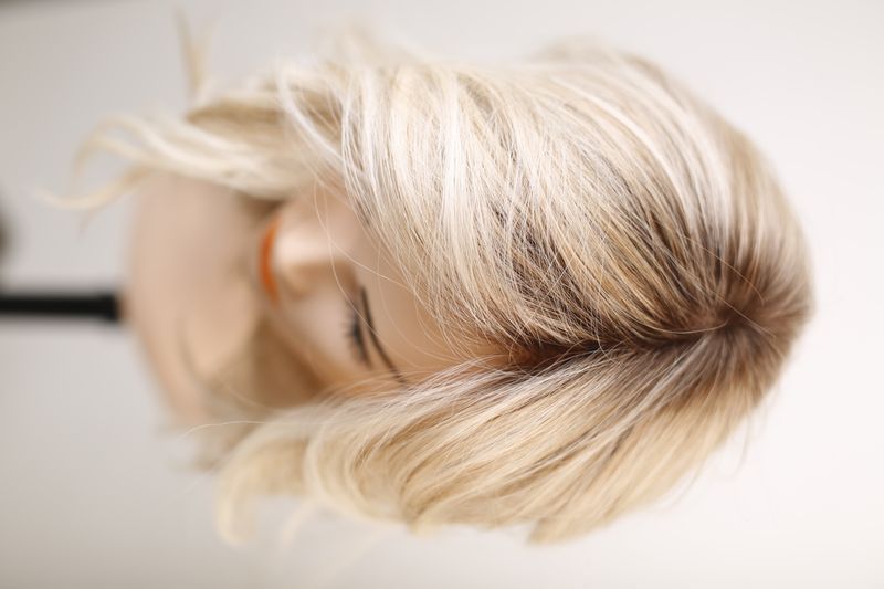 Перука жіноча 041511 Delight Mono Part (Pearl Blonde Rooted) Штучне світле волосся середньої довжини - фотографія