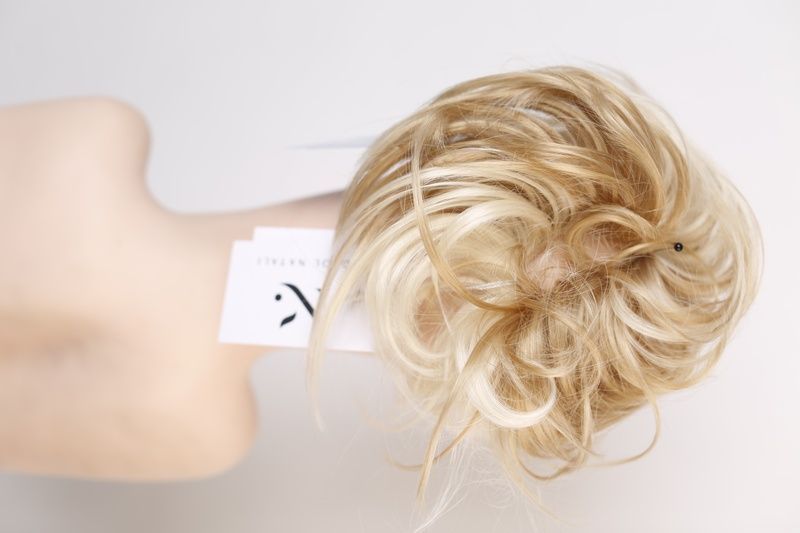 Doczepiany kok na gumce 90785 HQ17 (24H613) Sztuczne kr&oacute;tkie włosy blond - фото