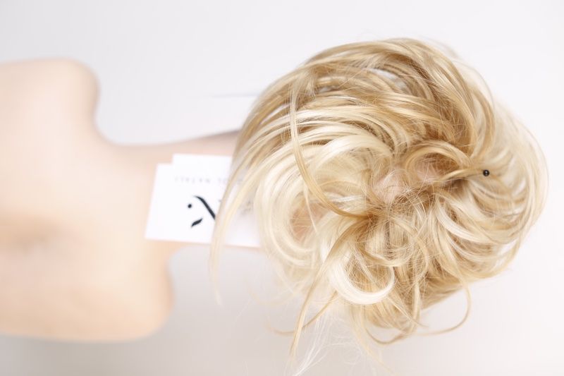 Doczepiany kok na gumce 90785 HQ17 (24H613) Sztuczne kr&oacute;tkie włosy blond - фото