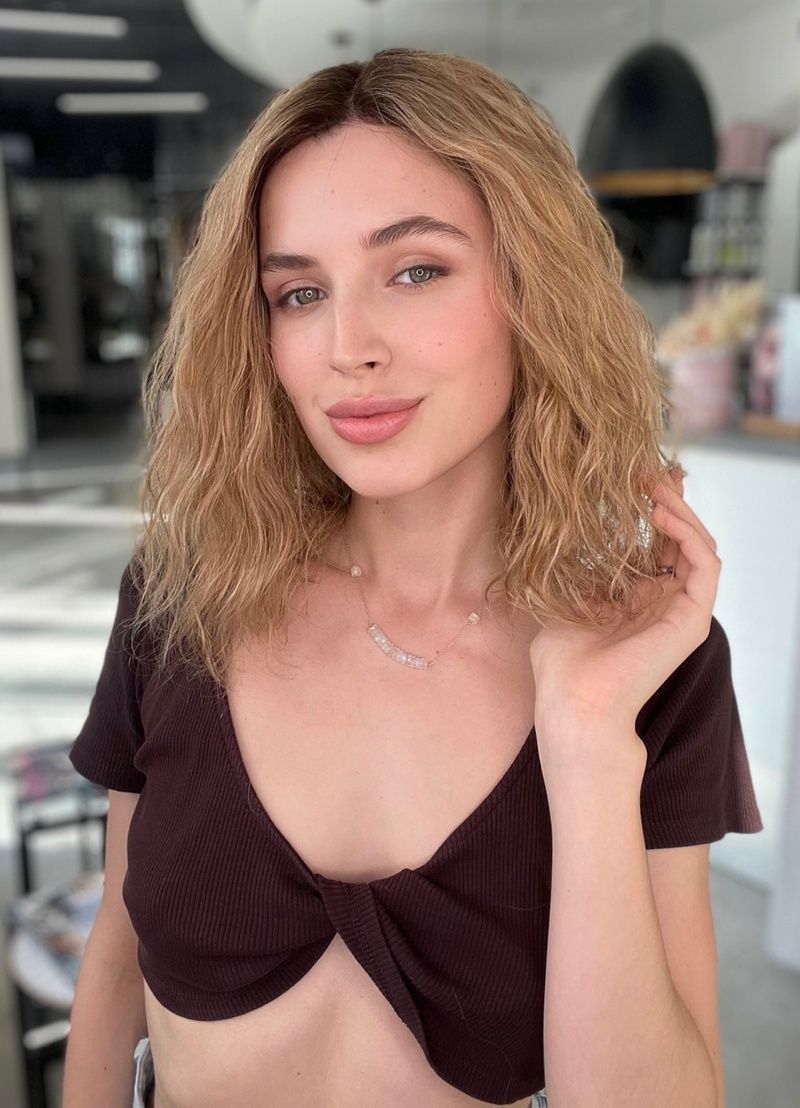 Women's natural wig 31608 BB (RT4-30) Medium length light brown hair